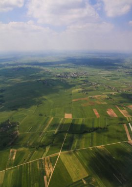 Gökyüzünde güzel, kalın bulutlar uçağın yüksekliğinden kıta ve ülkeler manzaralı.