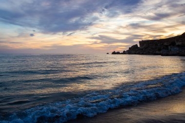 Denizin üzerinde kumlu bir sahilin güzel manzarası