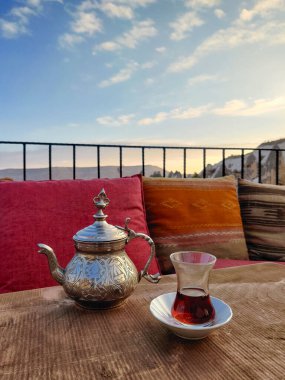 Geleneksel Türk çayı çaydanlıklı masada.
