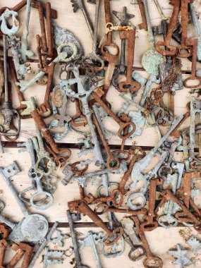 Masanın üzerinde eski paslı eski anahtarlar var.