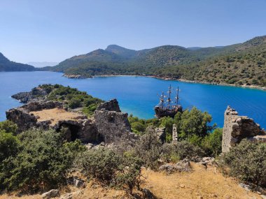 Güzel bir gemi mavi denizde seyrediyor.