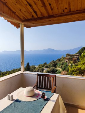 Deniz kıyısındaki bir restoranın içi çok güzel.