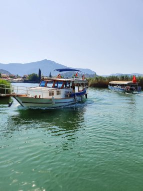 Güzel bir gemi mavi denizde seyrediyor.