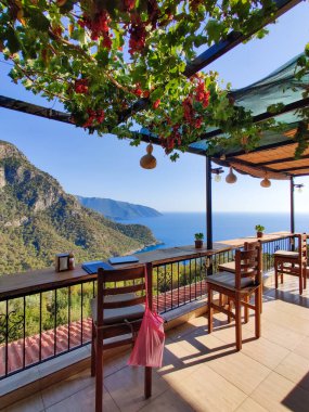 Deniz kıyısındaki bir restoranın içi çok güzel.