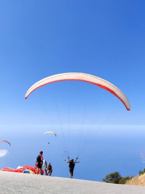 Bir paraglider üzerinde uçan deniz manzaralı güzel bir manzara.
