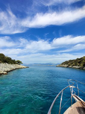 Güzel bir deniz manzarası olan bir teknenin güvertesinde