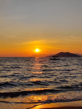 Deniz sahilinde gün batımının güzel dramatik manzarası