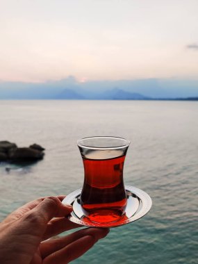 Denizde şeffaf bir fincan Türk çayı.