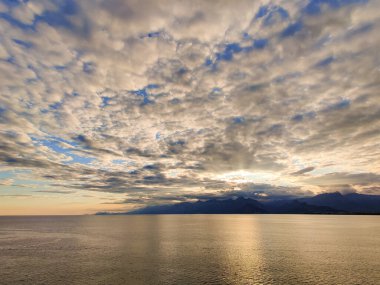 Güzel deniz manzarası ufukta dağların silueti
