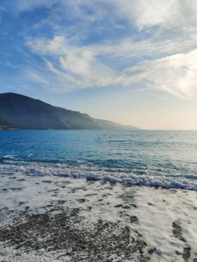 Denizin üzerinde kumlu bir sahilin güzel manzarası