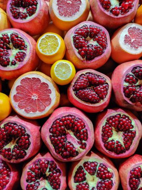 Güzel ve sulu nar portakal ve limon meyveleri marketin tezgahında.