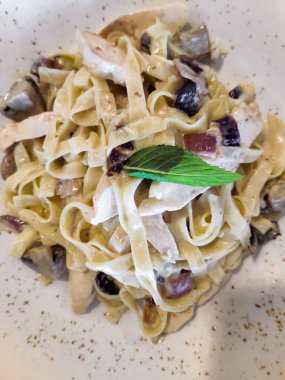 Lokantada bir tabakta mantarlı lezzetli bir makarna.