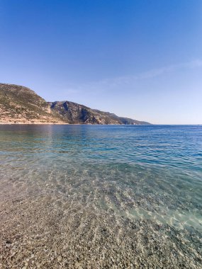 Denizin üzerinde kumlu bir sahilin güzel manzarası
