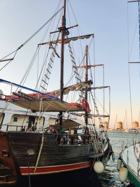 Güzel gemiler ve tekneler kıyıya yakın demirlemiş.