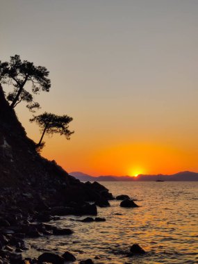 Deniz fenerinde gün batımının güzel dramatik manzarası
