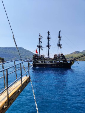 Güzel bir gemi mavi denizde seyrediyor.