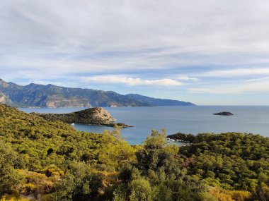 Dağların arka planına karşı denizin güzel manzarası