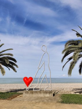 Batumi Georgia 'da deniz kenarında, plajda kalbi olan bir heykel.