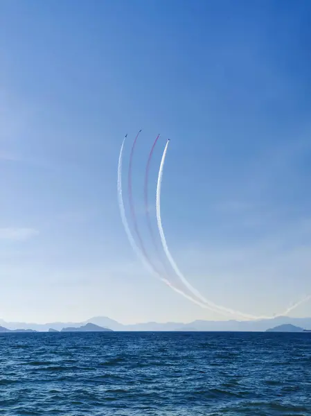 Gökyüzünde savaş uçaklarının güzel bir hava gösterisi.