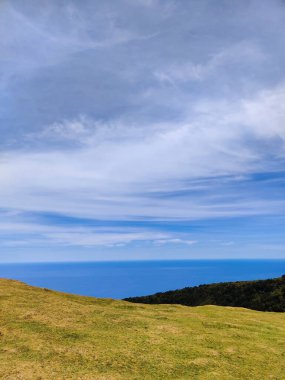 Gökyüzü ve yeryüzünün ufkuyla bölünmüş güzel bir deniz manzarası.