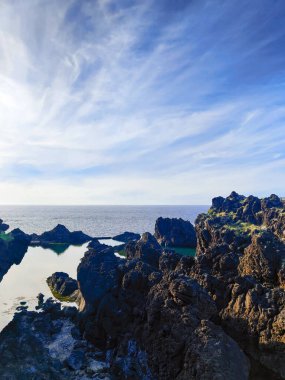Portekiz 'in Madeira adasında deniz kenarındaki güzel kayalık dağlar.
