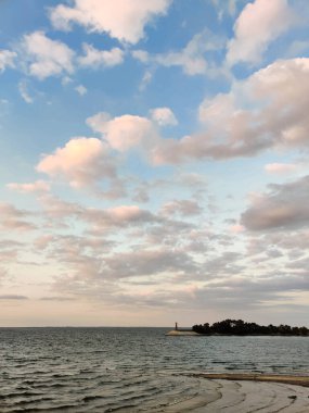 Gemileri yönlendirmek için güzel bir deniz feneri manzarası
