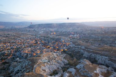 Aşk vadisinde Kapadokya dağlarında balonların güzel manzarası