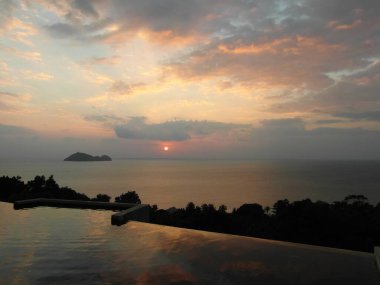 Gün batımında deniz kıyısında güzel bir manzara