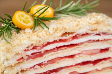 Limonla süslenmiş taze meyveli kek.