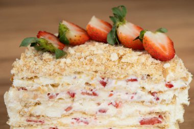 Çilekle süslenmiş taze meyveli kek.