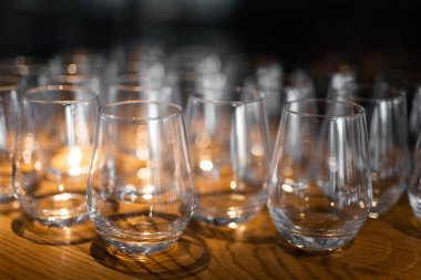 Bardaki bir restoranda alkollü içecekler için boş temiz cam bardaklar.