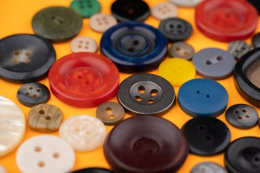 Sarı arkaplanda çok farklı düğmeler