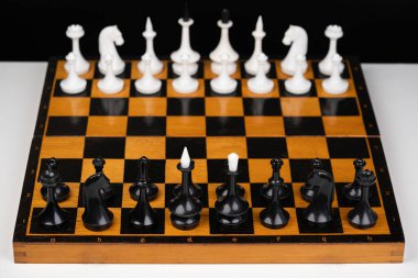 Oyundan önce satranç tahtasında güzel bir satranç oyunu.