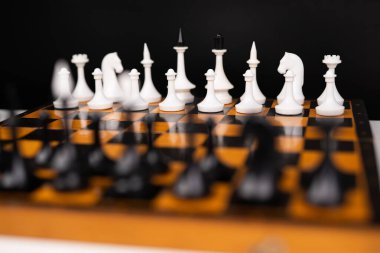 Oyundan önce satranç tahtasında güzel bir satranç oyunu.