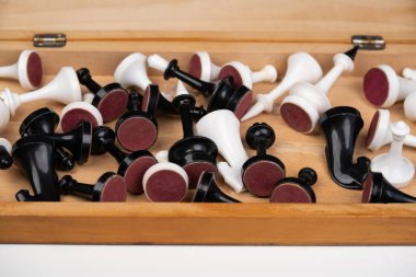 Oyundan önce satranç tahtasında güzel bir satranç oyunu.