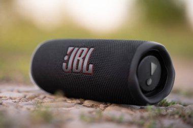 LVIV, UKRAINE - 8 Eylül 2023: JBL Flip 6 Black, taşınabilir bluetooth hoparlörü açık havada
