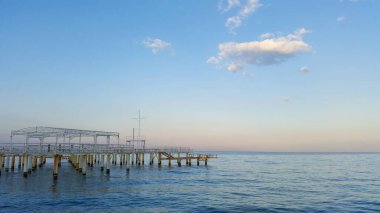 Deniz kıyısında güzel büyük bir iskele.