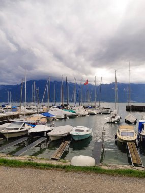 Güzel gemiler ve tekneler kıyıya yakın demirlemiş.