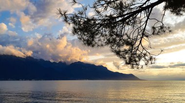 Dağların arka planına karşı denizin güzel manzarası