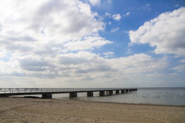 Deniz kıyısındaki büyük bir rıhtımda.