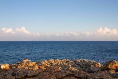 Ufukta kayalık bir sahilden güzel bir deniz manzarası