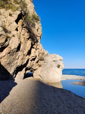 Denizin üzerinde kumlu bir sahilin güzel manzarası