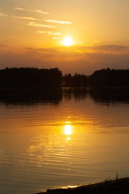 güzel ve resimli gün batımı manzarası göl üzerinde