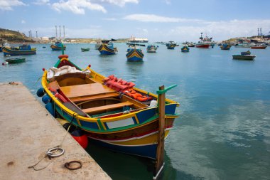Güzel gemiler ve tekneler kıyıya yakın demirlemiş.