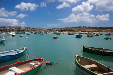 Güzel gemiler ve tekneler kıyıya yakın demirlemiş.
