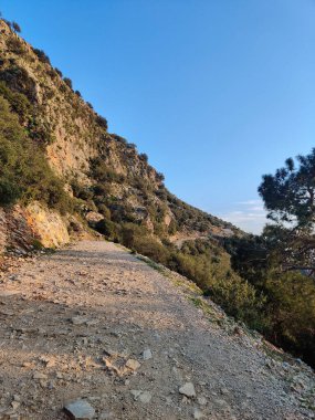 Kayalık dağların ve bulutlu gökyüzünün güzel manzarası