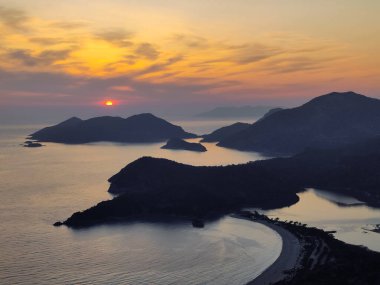 Babadag dağından Türkiye 'deki Oludeniz plajına kadar güzel bir manzara.