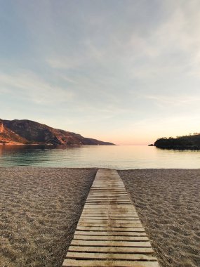 Deniz sahilinde gün batımının güzel dramatik manzarası