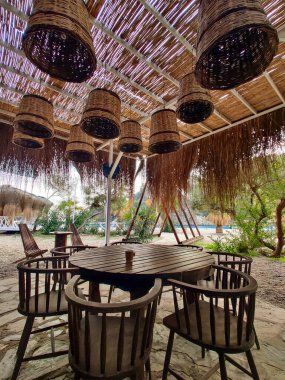 Deniz kıyısındaki bir restoranın içi çok güzel.