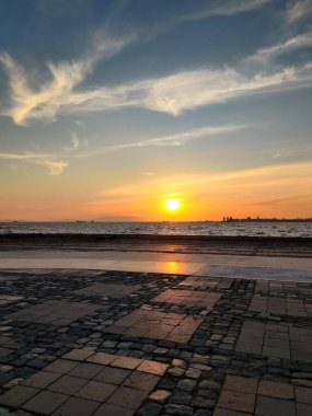 Deniz fenerinde gün batımının güzel dramatik manzarası